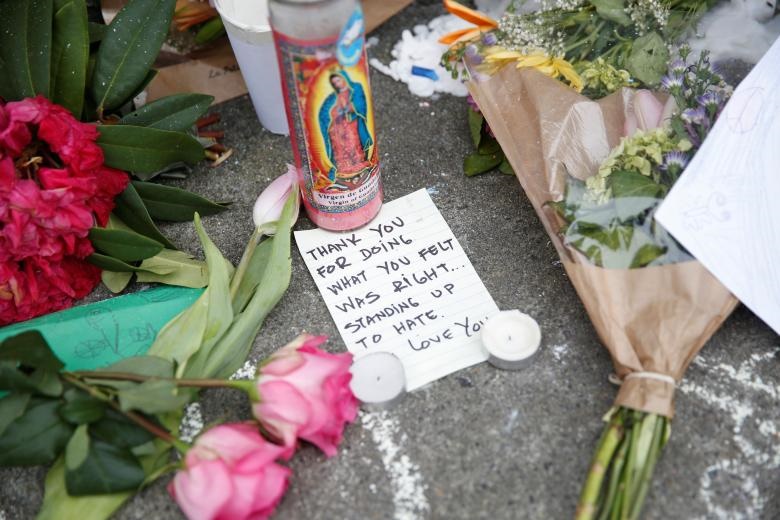 تصاویر | اهدای گل برای یادبود آمریکایی مسیحی که به دفاع از زن مسلمان کشته شد